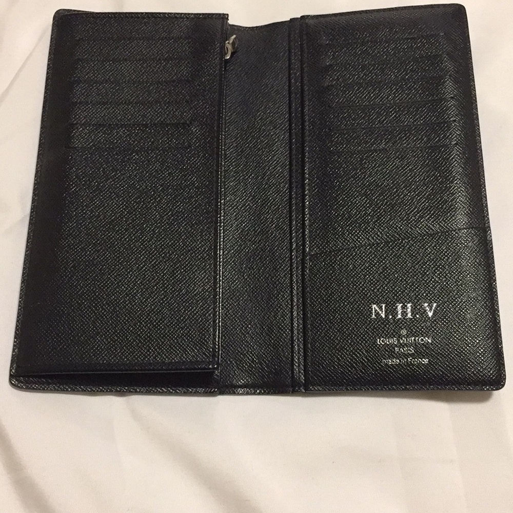 LV Auth longwallet with zipper, put phone, 16cards